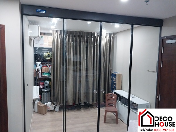 Cửa kính lùa Zamilldoor màu đen ngăn phòng