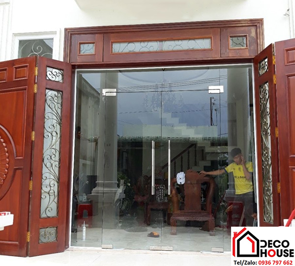 Làm cửa kính bản lề sàn đẹp