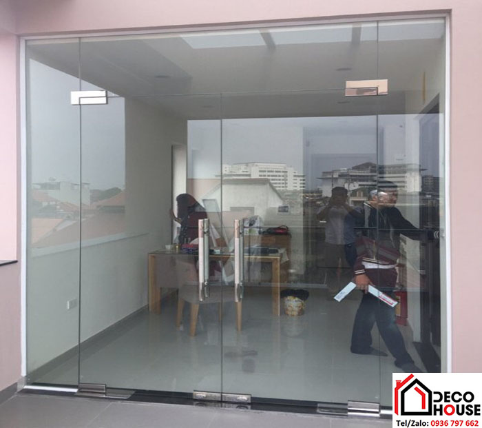Làm cửa kính cường lực bản lề sàn 2 cánh Hà Nội