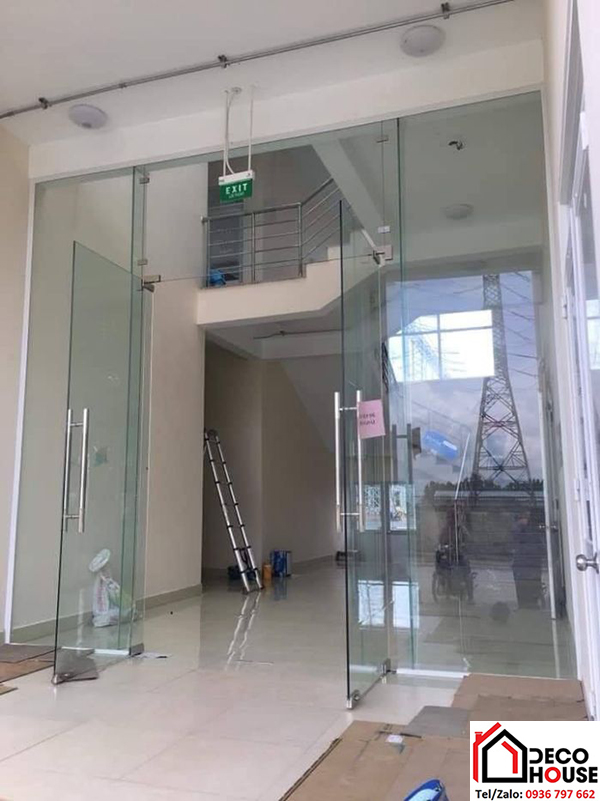 Thi công cửa kính bản lề sàn 12 ly