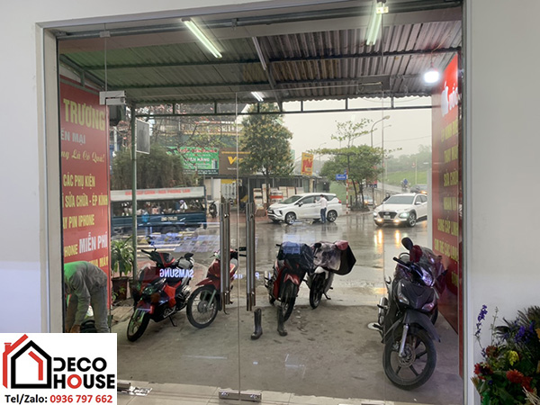 Cửa kính thủy lực 2 cánh mở quay