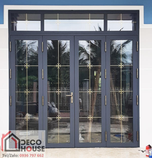 Cửa nhôm Xingfa màu ghi kính hộp nan trang trí màu vàng