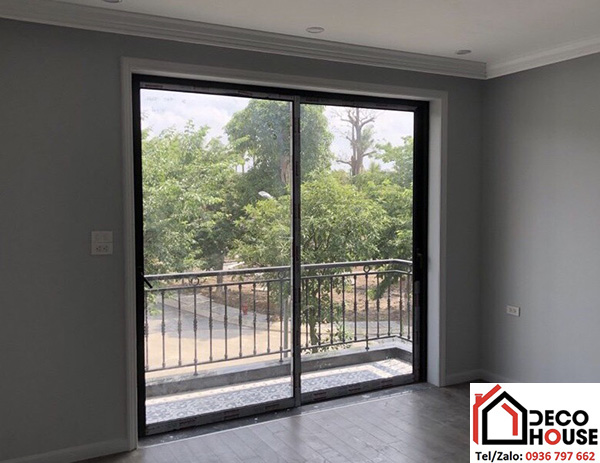 Cửa đi l&ugrave;a nh&ocirc;m Xingfa 1 c&aacute;nh ra ban c&ocirc;ng