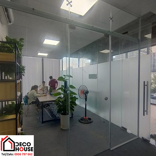 Cửa kính lùa treo ray nhôm văn phòng
