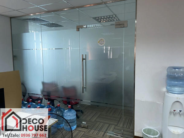 Cửa kính thủy lực mở quay 1 cánh cho văn phòng