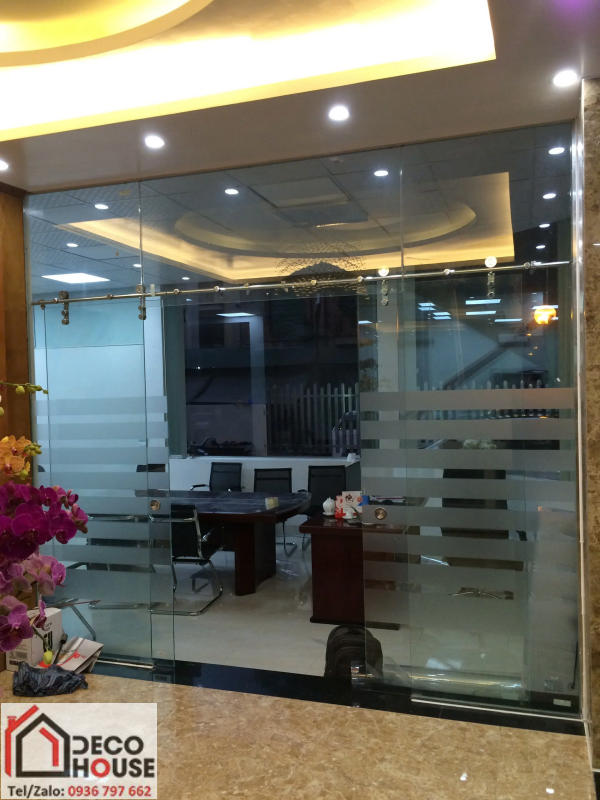 Vách kính cường lực cửa lùa văn phòng tại Hà Nội