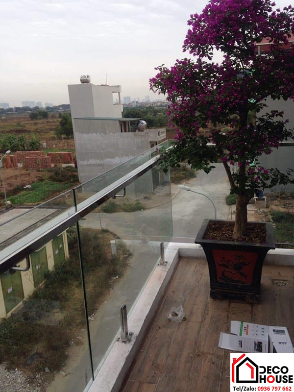 Lan can ban công kính ngoài trời