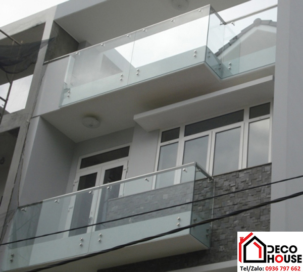 Lan can kính ban công ốp lưng