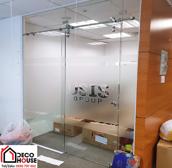 Cửa kính đẩy ngang 1 cánh ray tròn inox phi 25