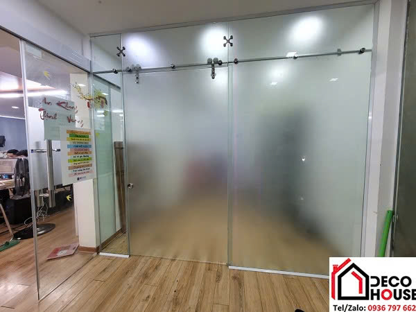 Làm cửa kính văn phòng đẩy ngang giá rẻ