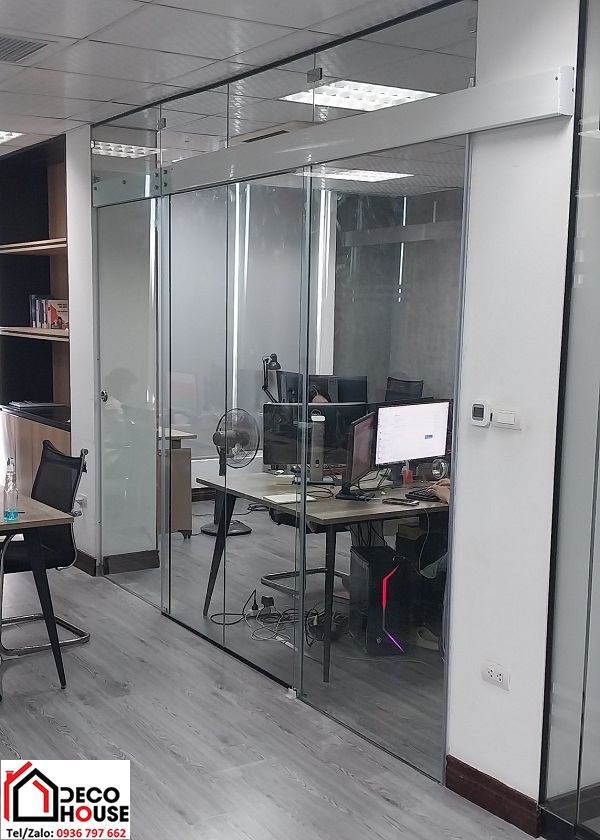 Lắp đặt cửa kính cường lực đẩy ngang cho văn phòng