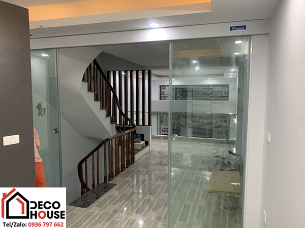 Lắp đặt cửa kính đẩy ngang ngăn phòng đẹp
