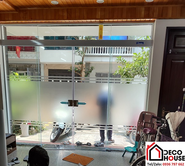 Thi công cửa kính đẩy ngang cho cửa mặt tiền nhà ở