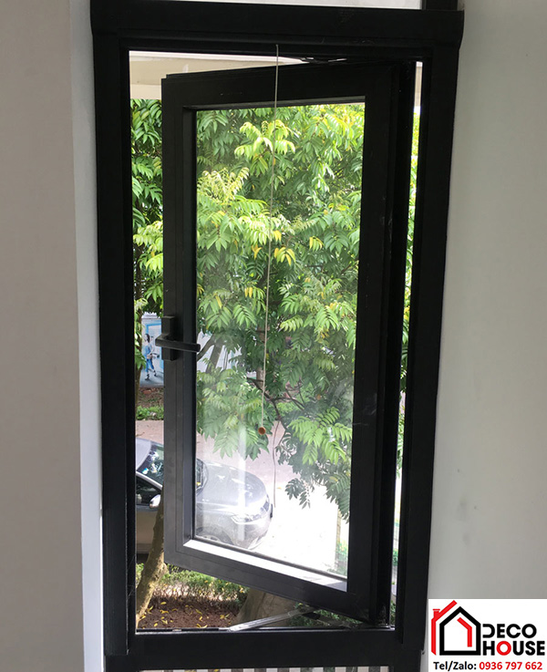 Cửa sổ nhôm Xingfa mở quay 1 cánh màu đen