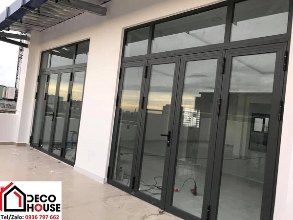 Thi công cửa nhôm kính cường lực 4 cánh màu đen giá rẻ