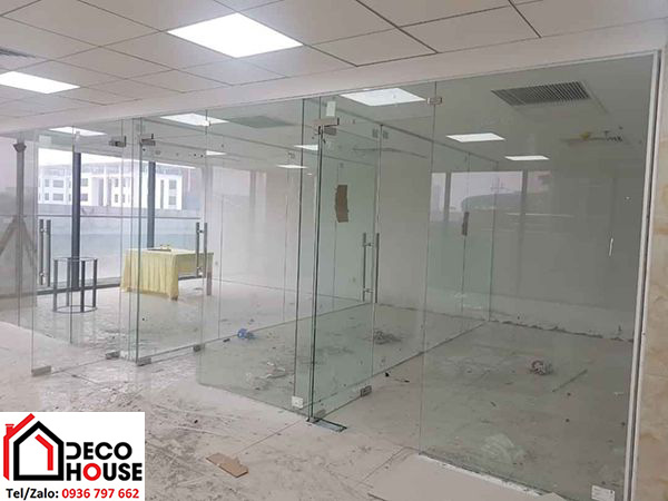 Thi công vách ngăn kính cường lực văn phòng 10mm