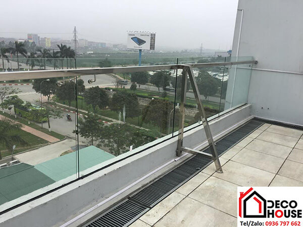 V&aacute;ch k&iacute;nh lan can s&acirc;n thượng nh&agrave; phố