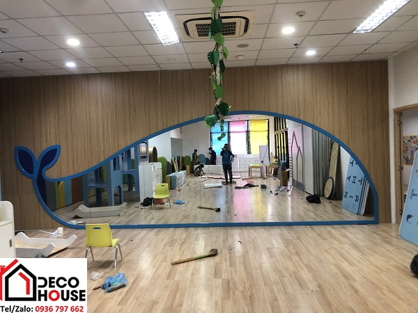 Gương dán tường trang trí trường mầm non