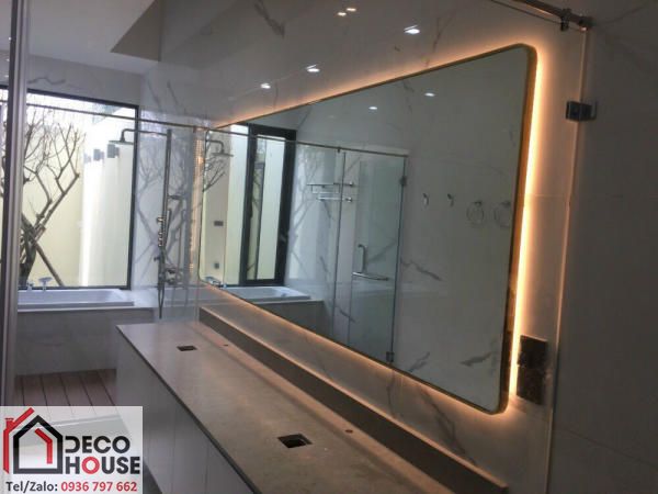 Kính thủy khổ lớn có đèn cho WC