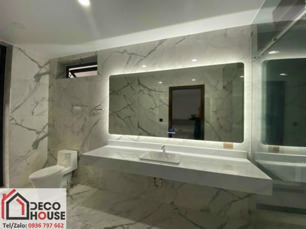 Làm gương đèn LED khổ lớn nhà vệ sinh đẹp