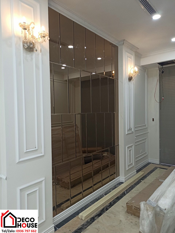 Gương dán tường phòng khách màu trà