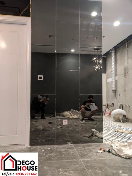 Gương ốp tường màu xám