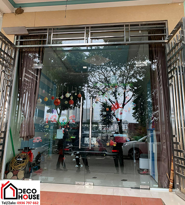 Thi công cửa kính cường lực 2 cánh cho nhà phố